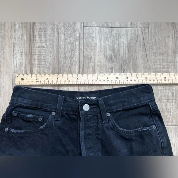 Denim Forum Aritzia Frayed hem High-Rise Jean shorts The Yoko Short distressed - Picture 5 of 7